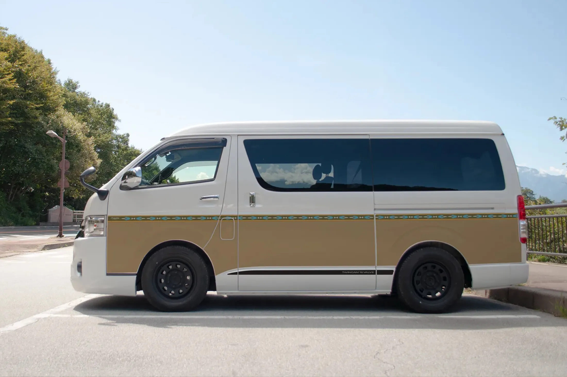 ハイエース カーラッピング ORTIGA Beige デザイン例