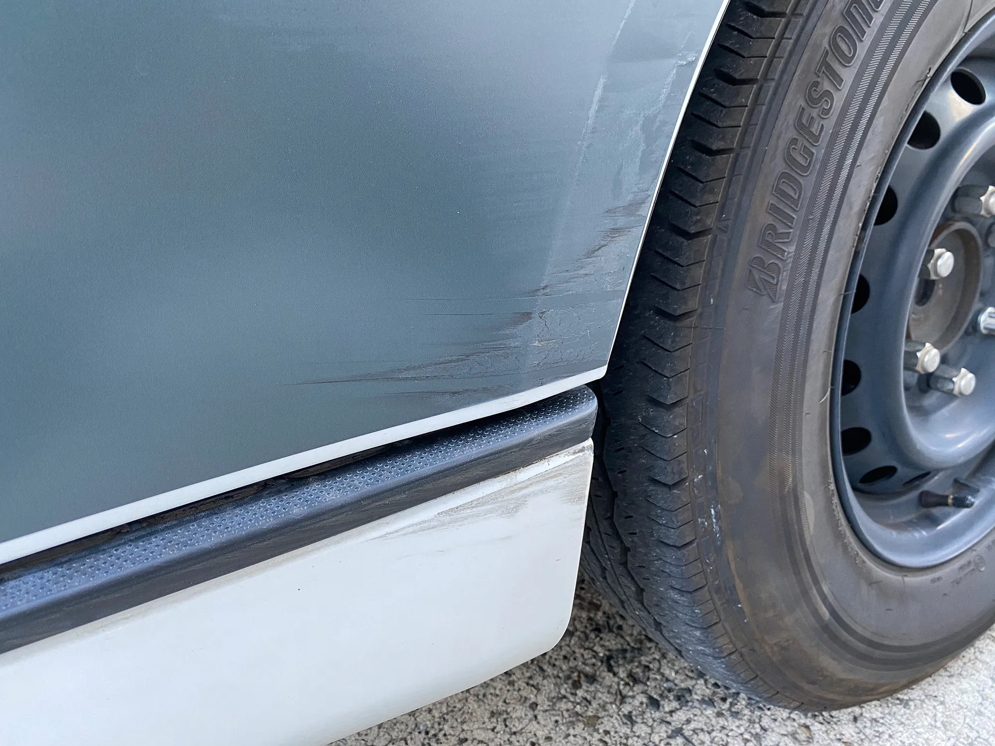 カーラッピングフィルム接触事故後の状態 プロテクション効果検証